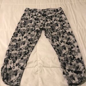 Kensie cropped workout pants with leg ruching